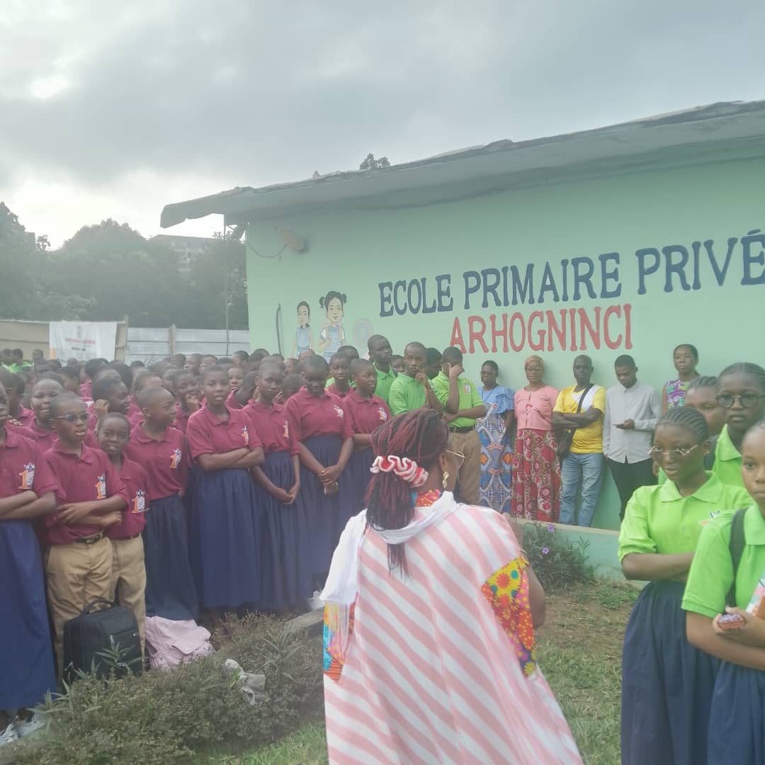 Élèves rassemblés dans la cour de l'école primaire ARHOGNINCI