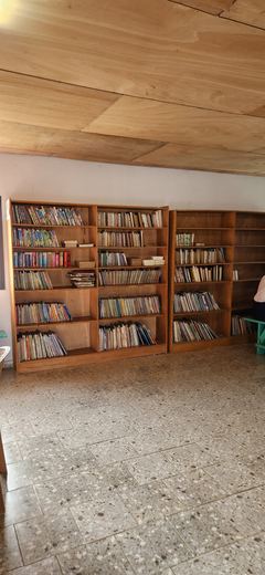 Rayonnages de la bibliothèque