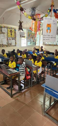 Élèves du primaire en cours d'informatique