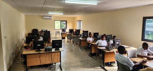 Élèves du secondaire en salle informatique