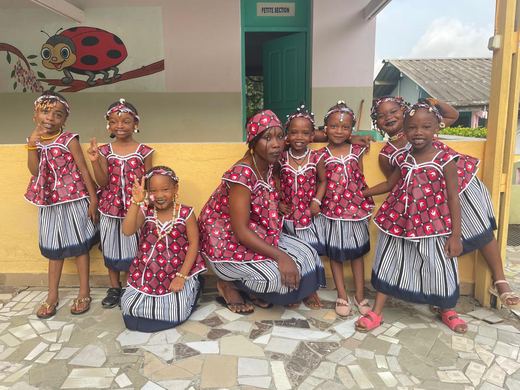 Enfants de maternelle en tenue de fête lors du mardi gras