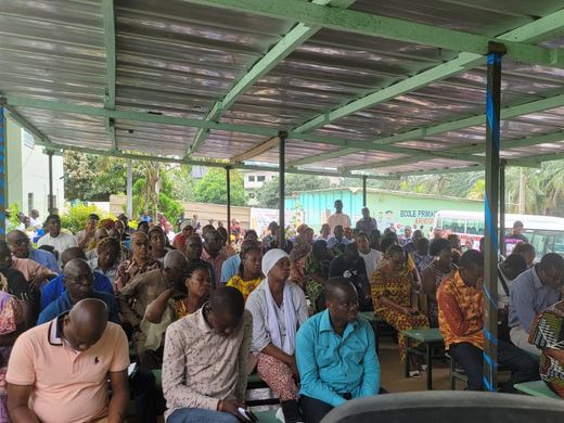 Parents d'élèves réunis sous le préau lors de la réunion de rentrée