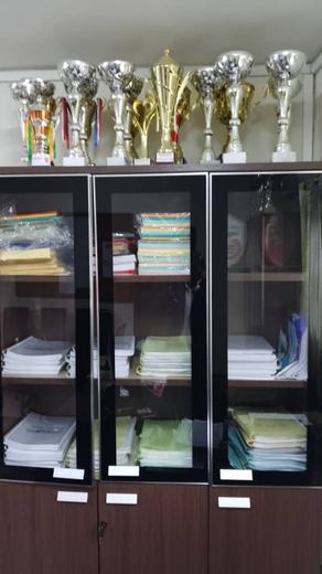 Vitrine de trophées remportés par l'établissement