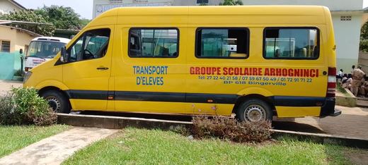Bus du transport scolaire ARHOGNINCI